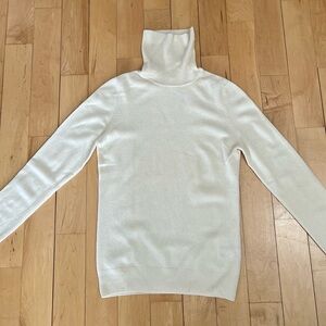 Uniqlo White Turtleneck Sweater